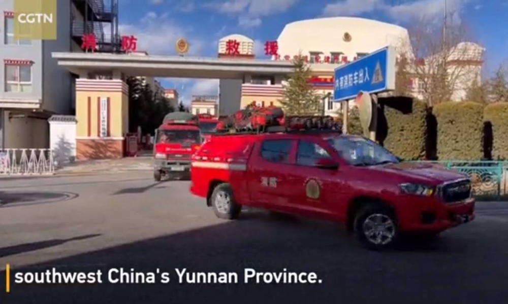 地震发生后，当地消防救援队派出车辆和人员前往救援。-图取自CGTN推特-