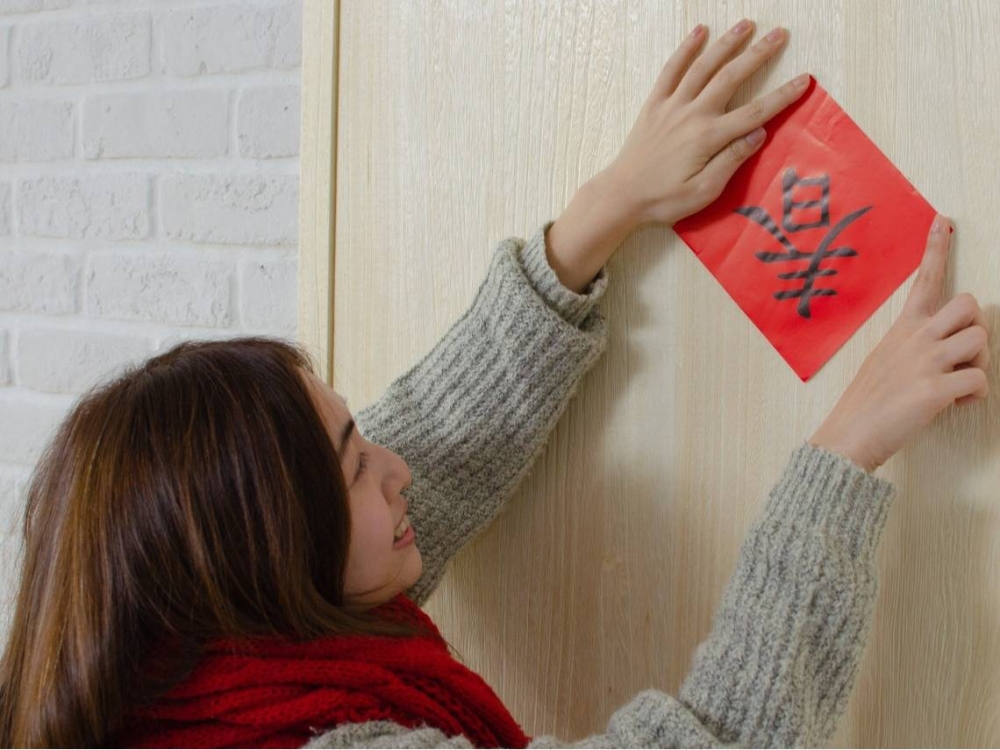 家门口不要单贴“春”字,可以贴福、招财进宝等,因为古代,只有怡红院会在门口贴“春”字。-摘自网络-