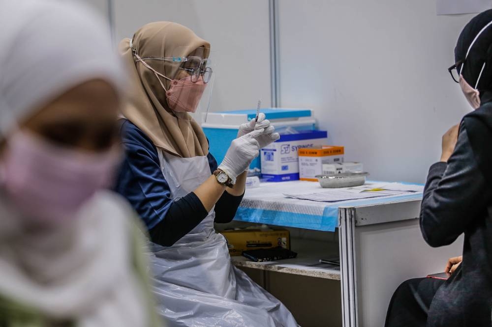 所有加强针预约将通过MySejahtera应用程式，或是手机短讯通知。-Hari Anggara摄-