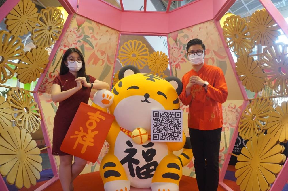IPC购物中心鼓励购物者在参观五虎园时扫描老虎手上二维码,以了解IPC各大商家正在在进行新年促销和优惠。-IPC供图-