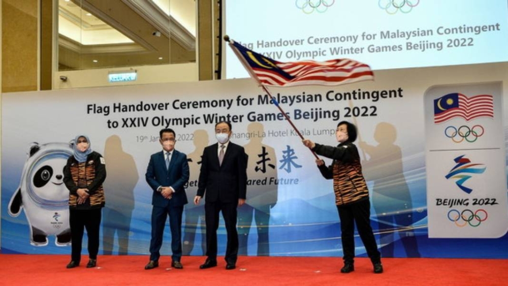 大马奥理会会长丹斯里诺扎（左二）将“辉煌条纹”交给大马北京冬奥会代表团团长陈秀丝（右），并由中国驻马来西亚大使欧阳玉靖（右二）在场见证。-马新社-