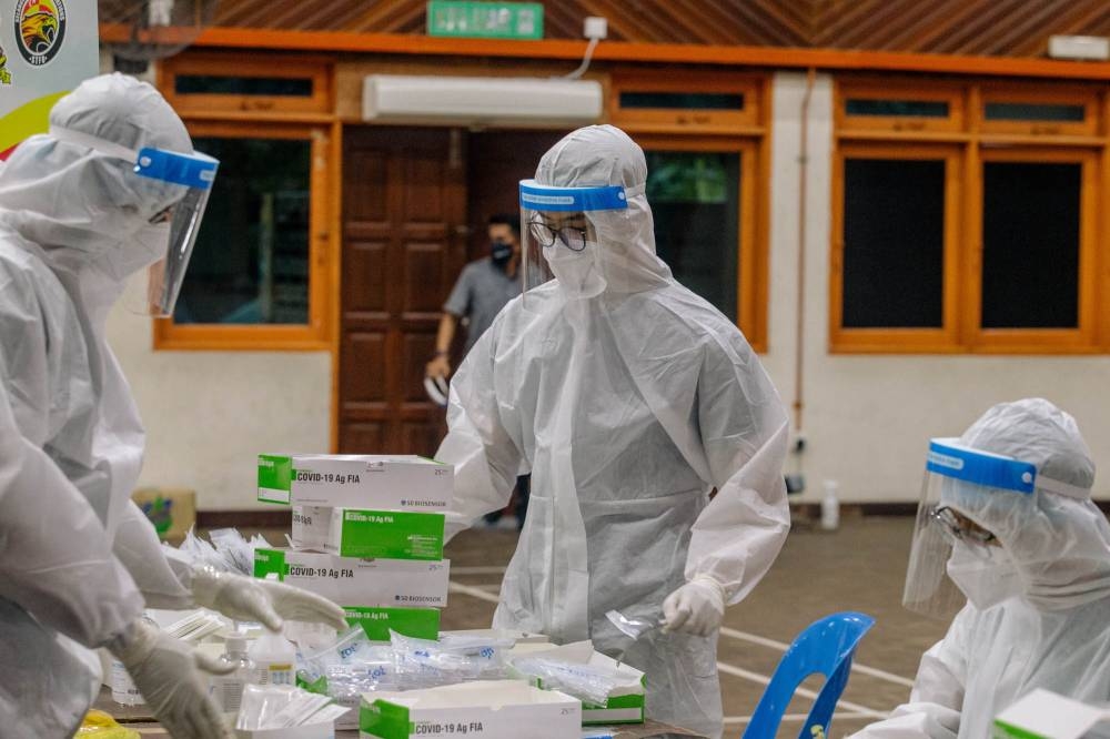 我国新冠病毒单日新增确诊病例连续2天3字头，通报3214宗。-Firdaus Latif摄-