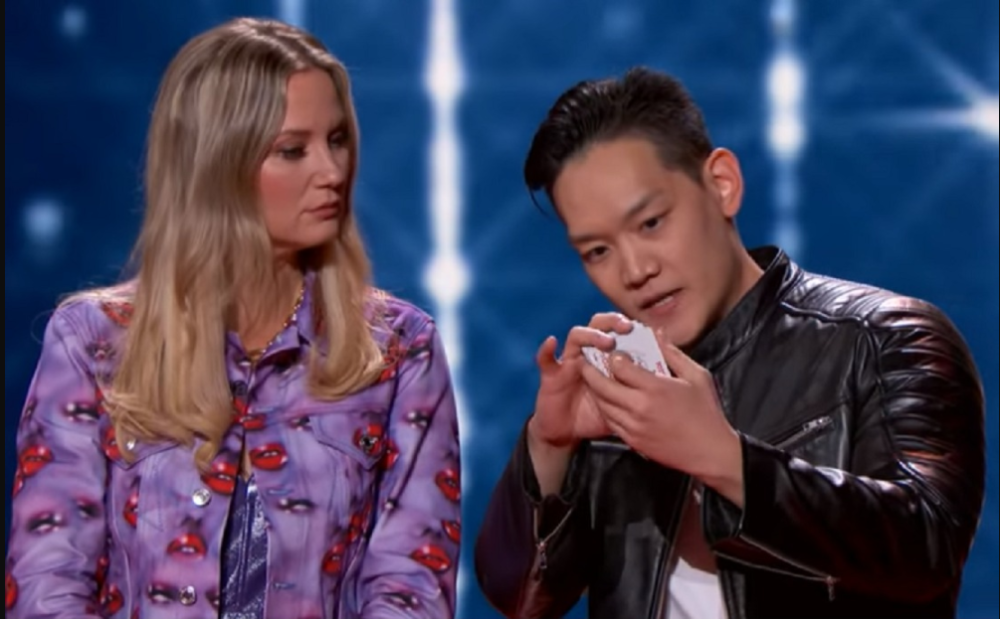 大马知名魔术师安德鲁李（Andrew Lee）在美国TBS电视台综艺节目“大秀”（Go-Big Show）第二季，凭藉惊险刺激的蒙眼飞刀表演成功晋级。-视频截屏-