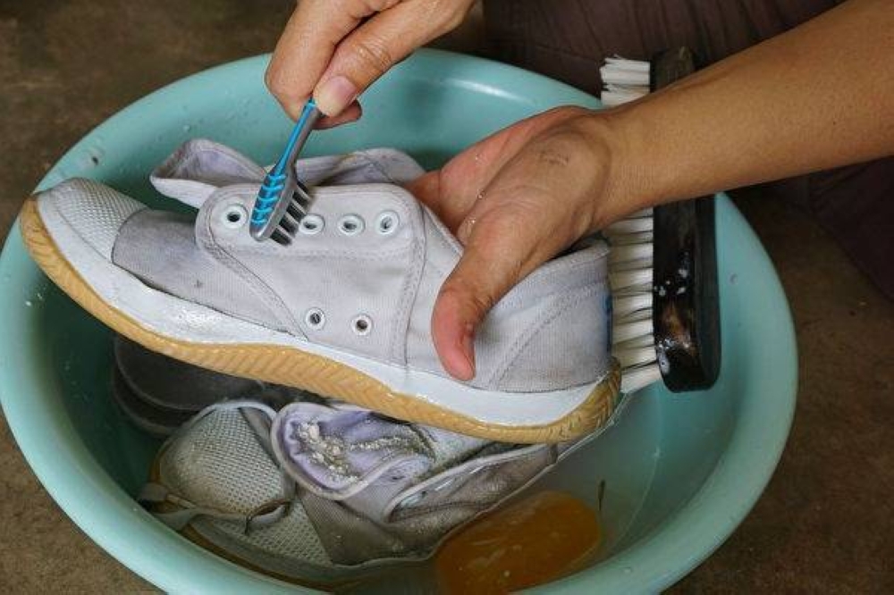 白球鞋污渍较少的话，可直接用洗衣粉清洗即可，若污渍较多，则可在洗衣粉中加入小苏打。-Shutterstock-