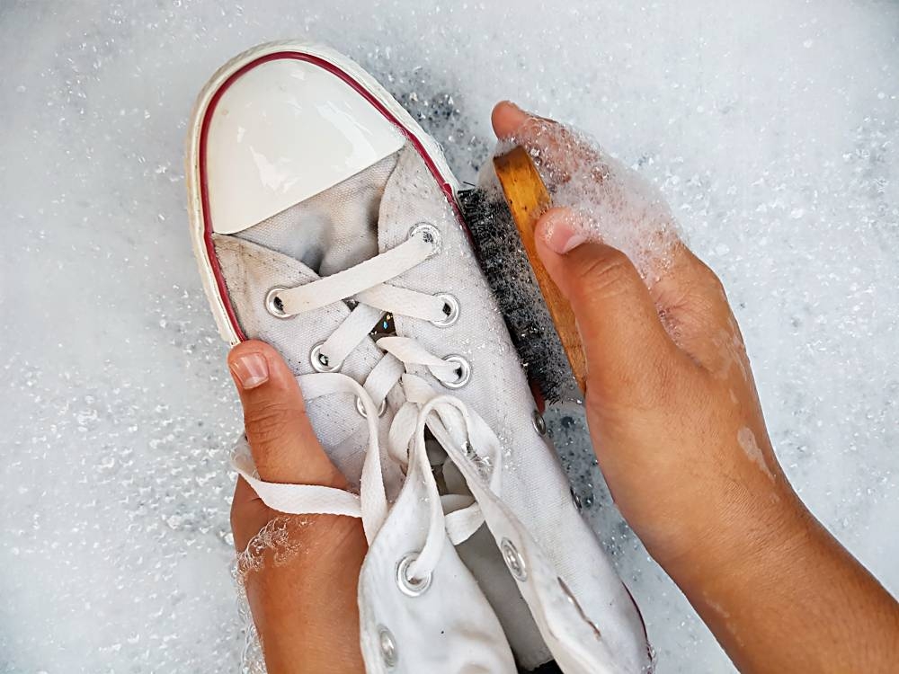 尽量不要把白鞋放到洗衣机清洗，一是容易变形，二是无法彻底清洗干净。-Shutterstock-