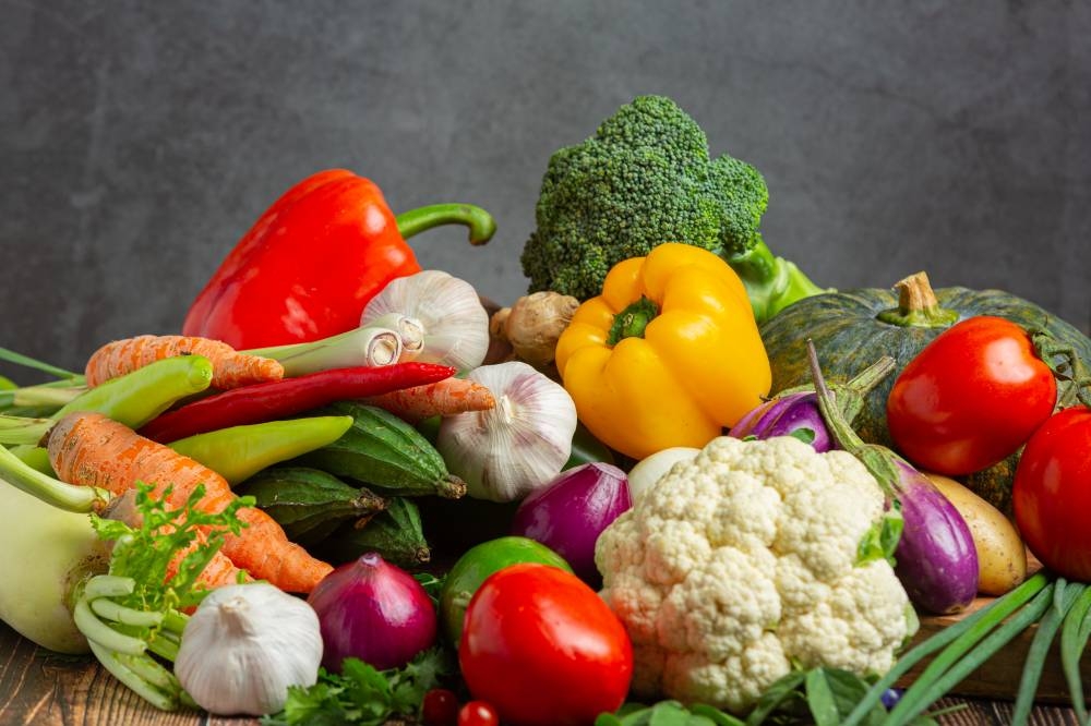 营养师邝淑婷表示，大部分人在过年期间，很少或甚至是不会吃到蔬菜水果，这将导致纤维和微量营养素的摄取量不足。-图取自freepik-