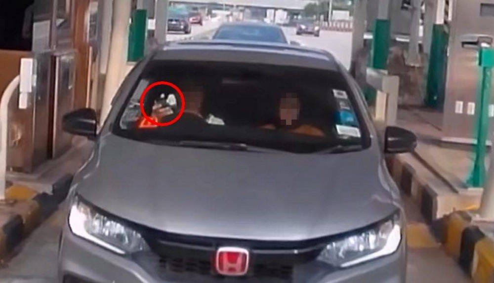 司机正手持SmartTAG设备。-摘自Soyacincau-