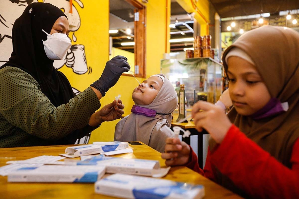 我国新冠病毒单日新增确诊病例连续3天破万，添1万3944宗。-SAYUTI ZAINUDIN摄-