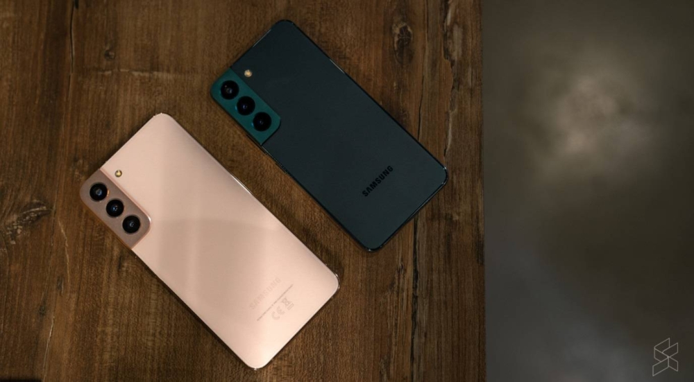 三星Galaxy S22的尺寸略小，采用6.1寸Dynamic AMOLED 2X屏幕、120Hz刷新率、240Hz触控采用率和最大亮度为1500尼特。-图取自Soyacincau-