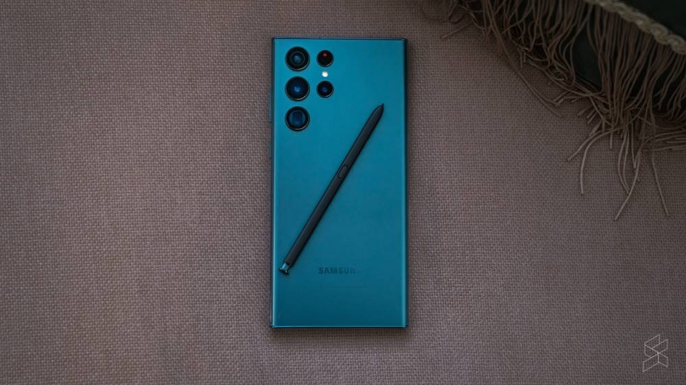 Galaxy S22 Ultra的顶部和底部采用平坦边缘，与2020年的Galaxy Note20 Ultra的设计几乎相同。-图取自Soyacincau-