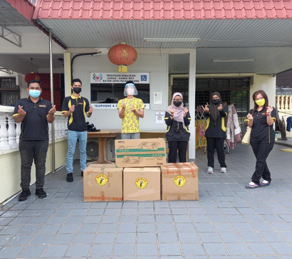 MR. D.I.Y.员工将捐款和物资移交予槟城峇六拜Persatuan Kebajikan Kanak-Kanak OKU代表。-MR. D.I.Y.-