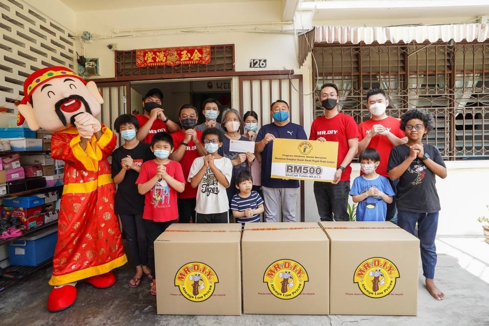 吴斌珲（右4）与MR. D.I.Y.的员工在新年前探访吉隆坡安琪儿童之家，右5为安琪儿童之家主席William Chang。-MR. D.I.Y.-