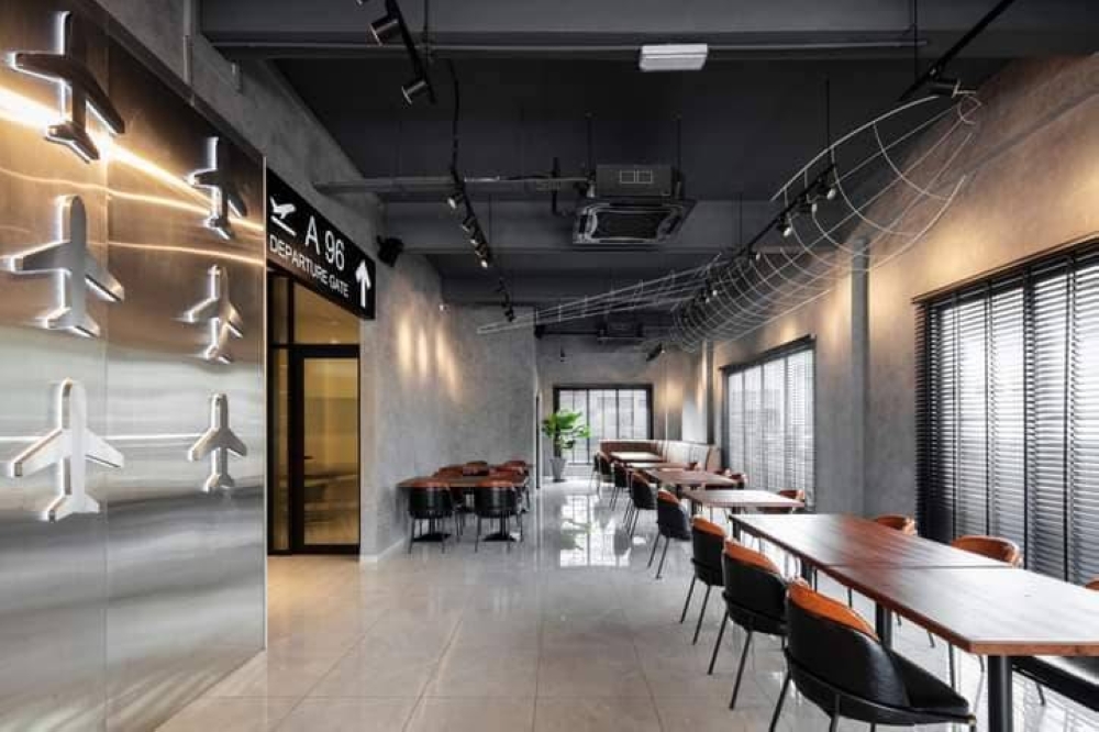 从门口到踏进餐厅内，都能让人感觉自己就在机场。-图取自Aviate Lounge脸书-