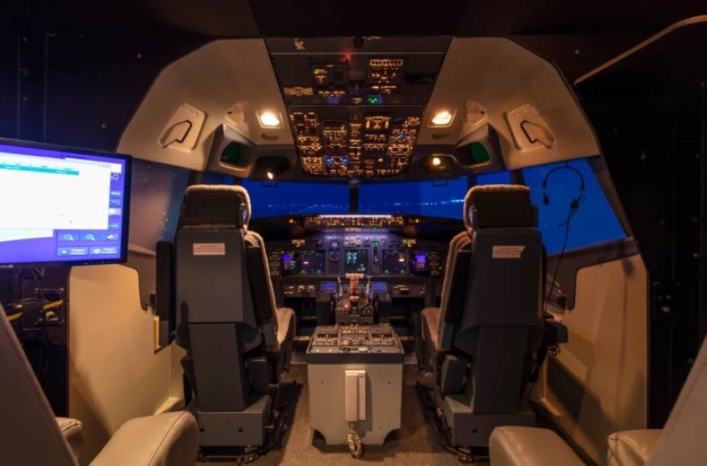 你也有机会体验模拟B737飞机舱。-图取自Aviate Lounge脸书-