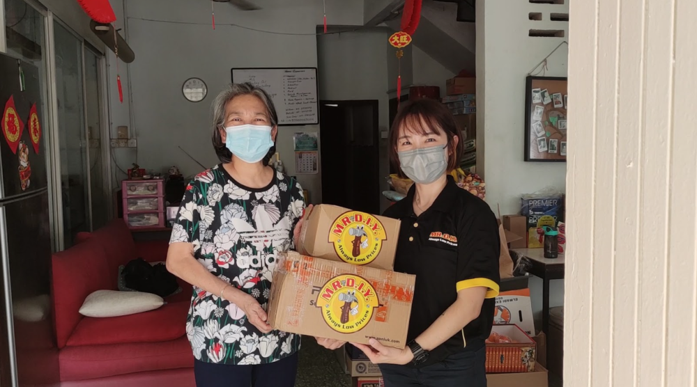 MR D.I.Y. 代表Jyvin Khor（右）移交物资给予吉隆坡安琪儿童之家代表Belinda Chew（左）。-MR D.I.Y.提供-