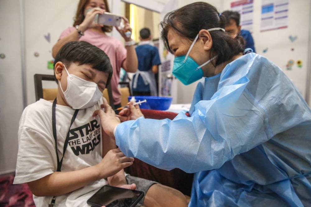 93%不良反应通报是不严重，主要症状是发烧、注射部位疼痛、头痛、肌肉酸痛及疲劳，通常可在1至2天康复。-Yusof Mat Isa摄-