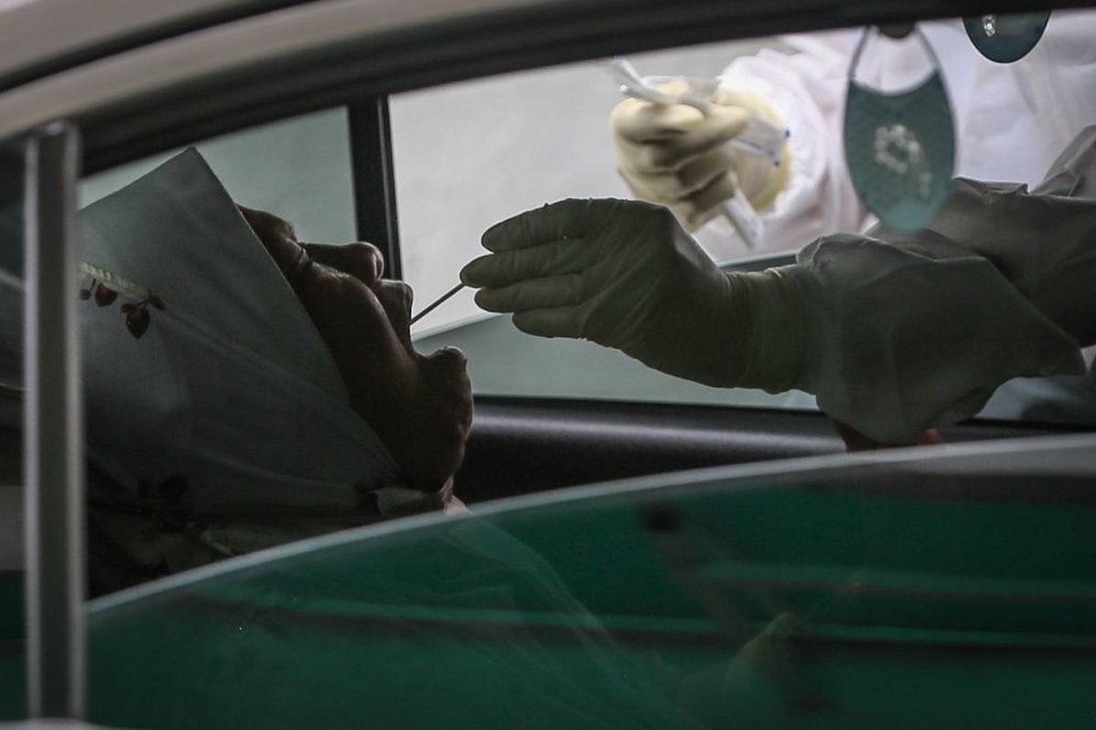 我国单日确诊病例再创新高，昨日新增3万2070宗，目前累计确诊病例已达333万7227宗。-Yusof Mat Isa摄-