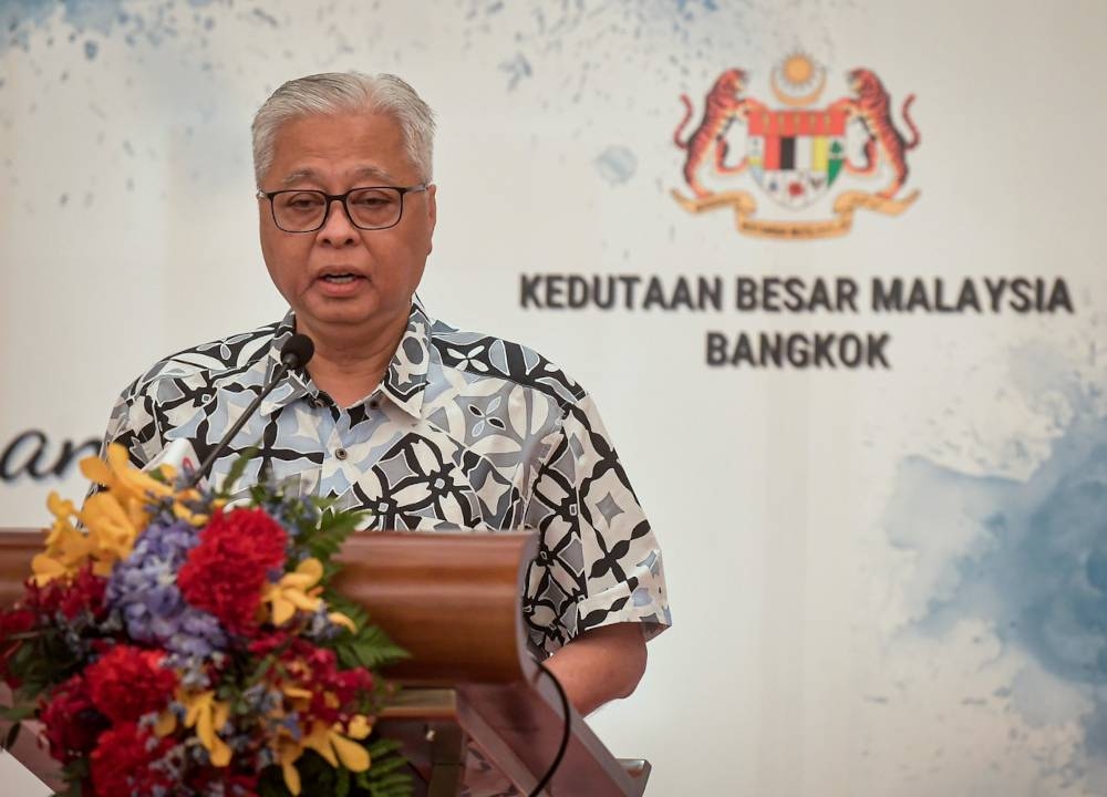依斯迈沙比里说，马来西亚官员在出席国外的会议和活动演讲时，应该要先讲马来文。-马新社-