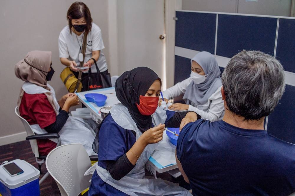 凯里指新冠疫苗非常有效保护病患免于陷入最严重状况，并呼吁尽速接种加强针。-Shafwan Zaidon摄-