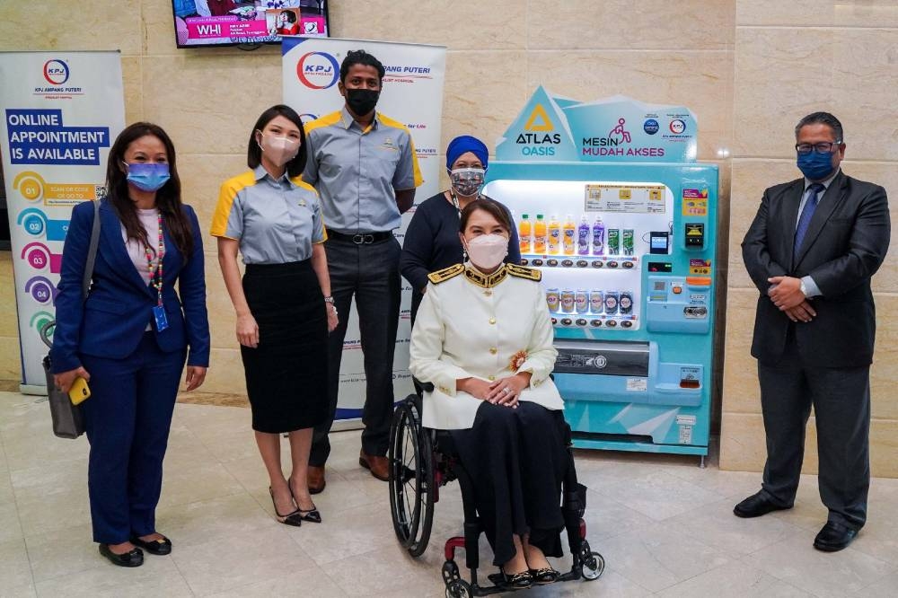 KPJ Healthcare Berhad 副总经理朱莉安娜（Juliana Jamaluddin，左起）、ATLAS Vending营销和辅助业务主管Amy Gan、ATLAS Vending首席执行员桑塔鲁班图里（Santharuban Thurai Sundaram）、KPJ Healthcare Berhad公司经理诺 哈费赞（Noor Hafizan Mohd Noor）；参议员兼OKU Sentral联合创始人拿督拉斯阿迪巴拉齐（前排）和KPJ Ampang Putri首席执行员莫哈末巴德里（Muhammad Badri Hussin，最右边）。-ATLAS Vending提供-