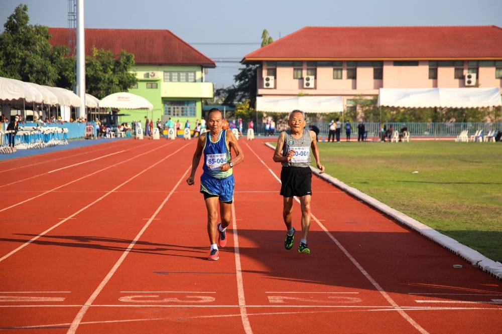 Sawang Janpram（右边）在泰国第26届老将运动员锦标赛的100米短跑比赛中，只花了27.08秒，击败对手赢得金牌。-路透社-