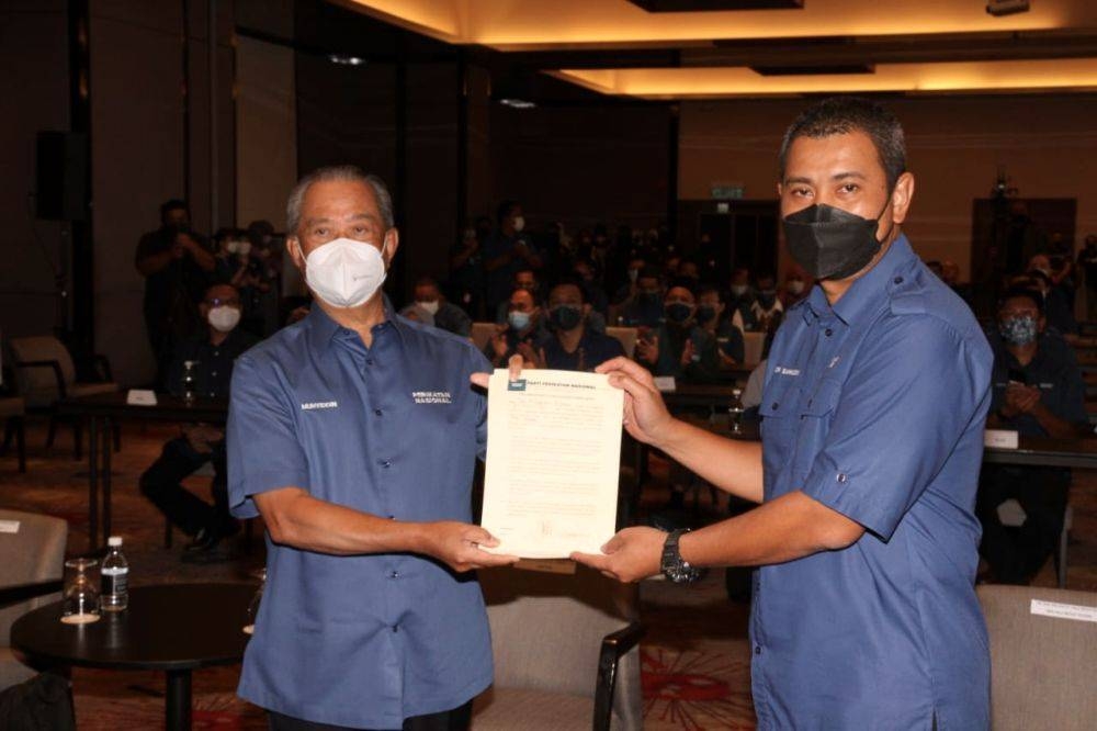 慕尤丁（左）与国盟柔佛州秘书拿督沙鲁丁嘉马，周四见证国盟候选人签署廉洁宣誓书。-Ben Tan摄-