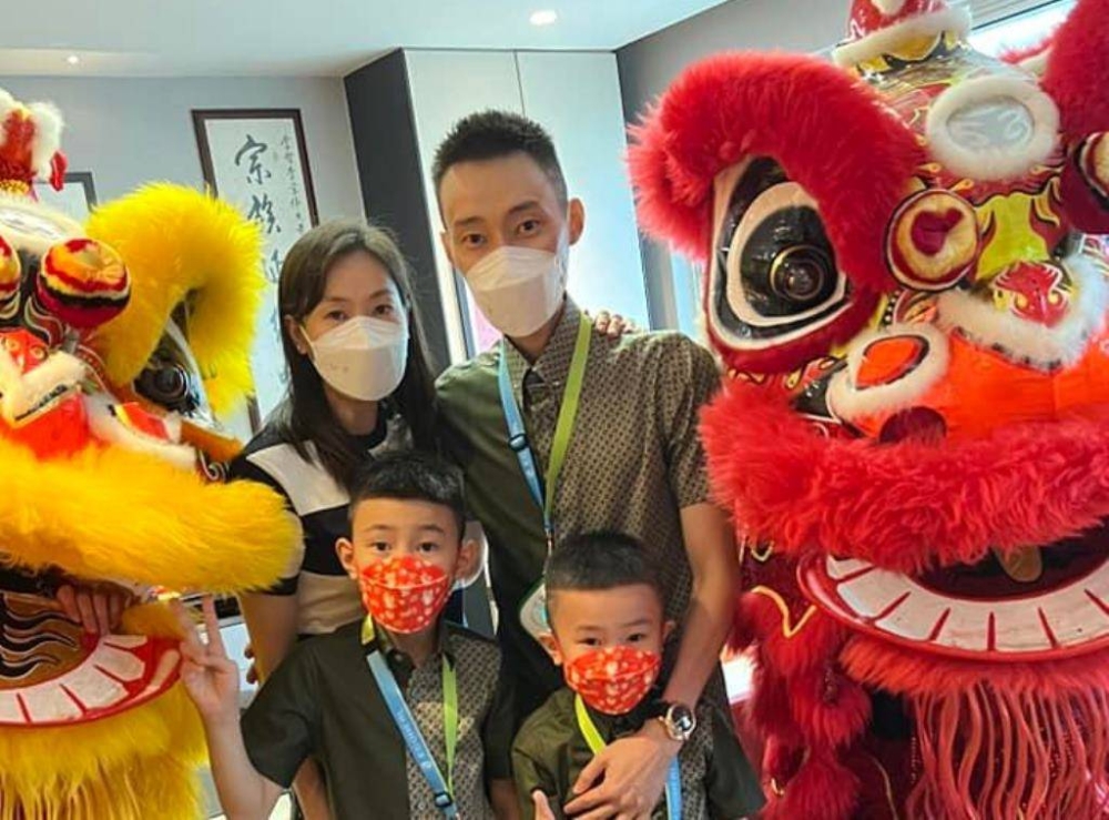 李宗伟表示今年会带家人去现场观战伯明翰共运会和杭州亚运会，并说带妙珠和孩子们去看比赛是他的梦想。-摘自李宗伟脸书-