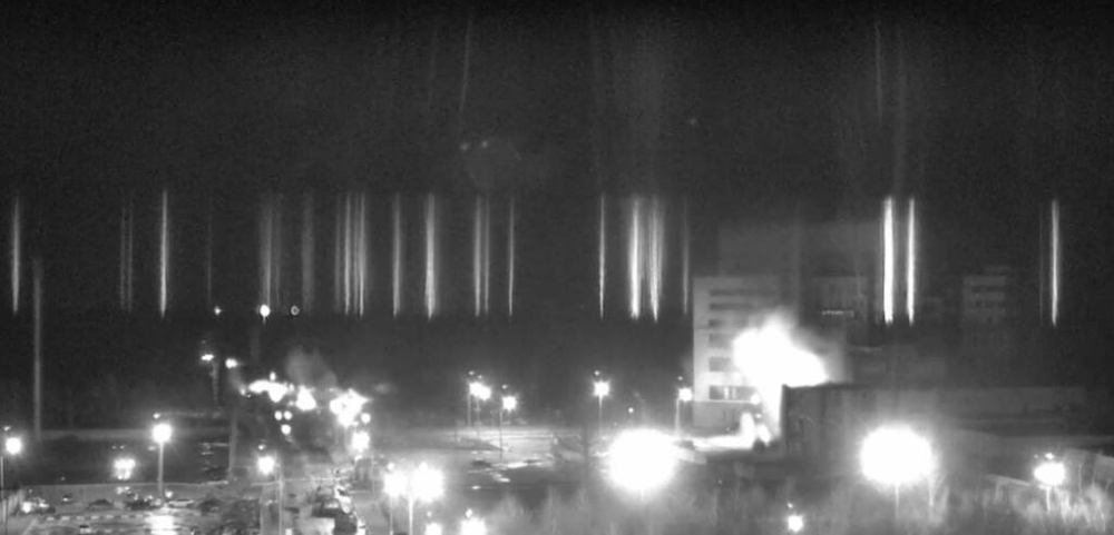 乌克兰南部的欧洲最大核能发电厂周五凌晨遭到俄军炮击起火。-图取自扎波罗热核电厂YouTube频道网页-