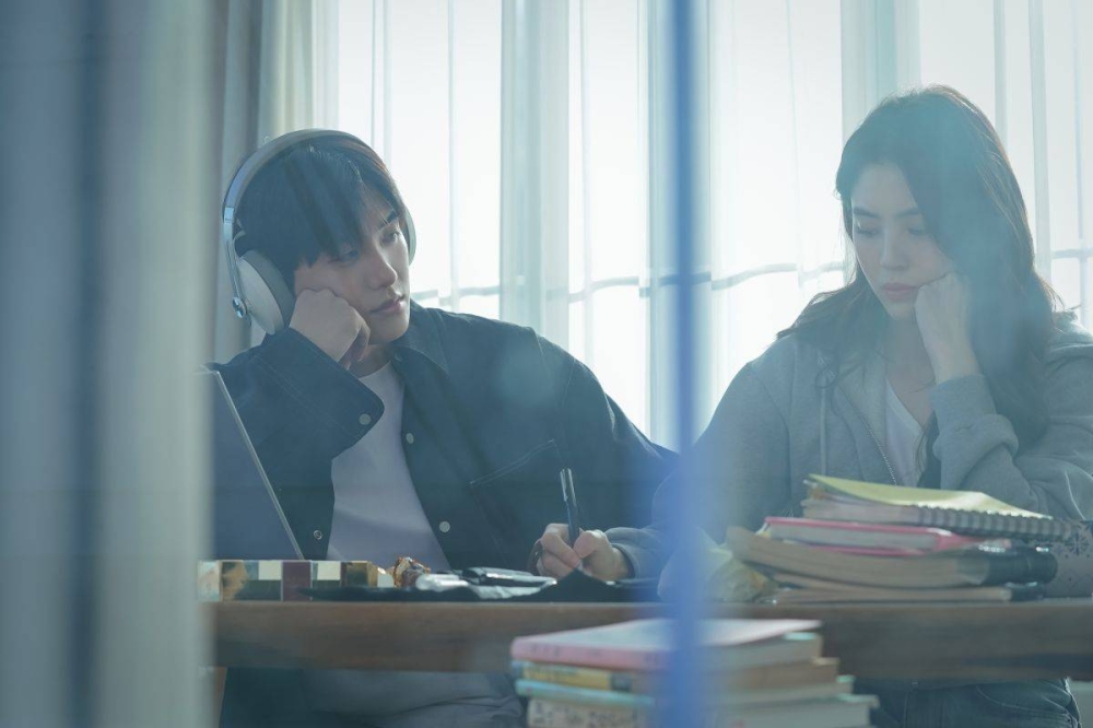 韩剧《单恋原声带》讲述努力奋斗的作词家恩秀(韩韶禧饰)与相识19年的知己善宇(朴炯植饰)之间的故事。-Disney+ Hotstar提供-