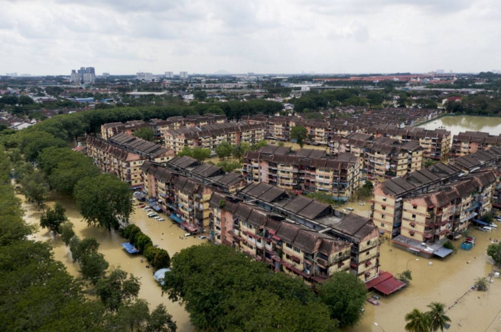 为了避免去年的水灾悲剧重演，巴生谷内的多个市议会将随时待命，以检测并提醒民众注意闪电水灾，各造也在准备应对水灾时的救灾人员部署。-档案照，路透社-