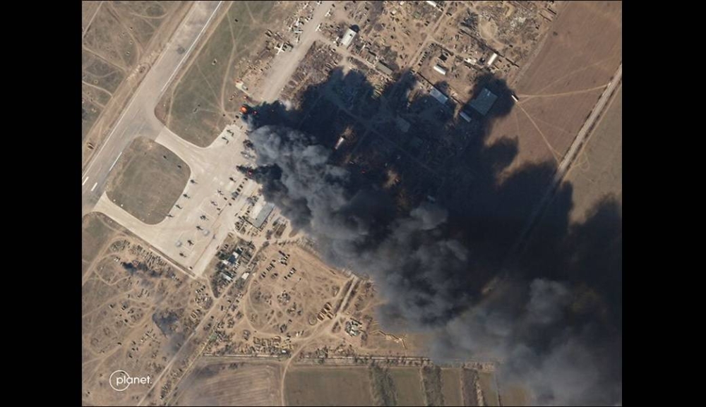 Planet Labs发布的最新卫星照片显示，乌克兰赫尔松国际机场冒出浓浓黑烟，多架俄罗斯军用直升机遭摧毁起火。-图撷取自www.cnn.com-