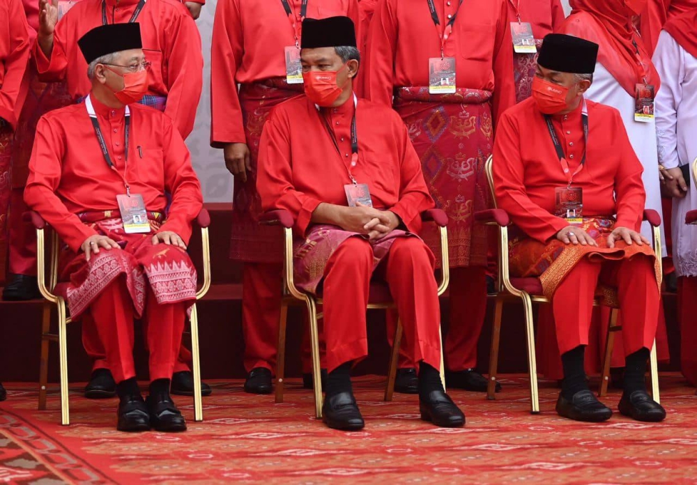 依斯迈（左1）说：“我要强调，我是党的人！我的血就是巫统的血！我的斗争就是巫统的斗争。”-图取自依斯迈脸书-