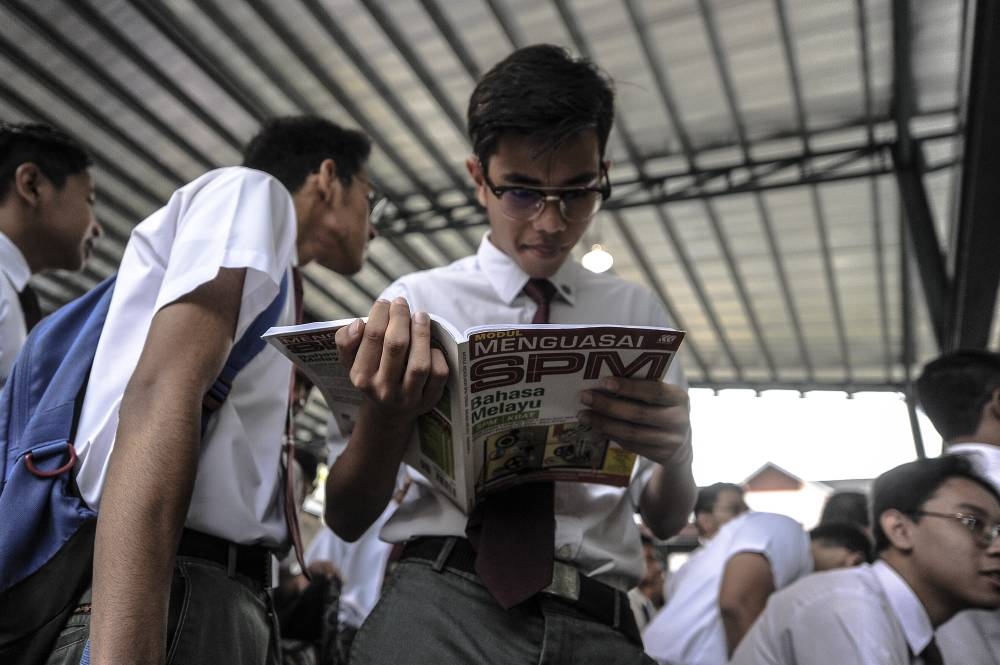 依斯迈沙比里宣布，政府将会强制在我国求学的外籍生学习马来文，以进一步提呈马来文的地位。-Shafwan Zaidon摄-