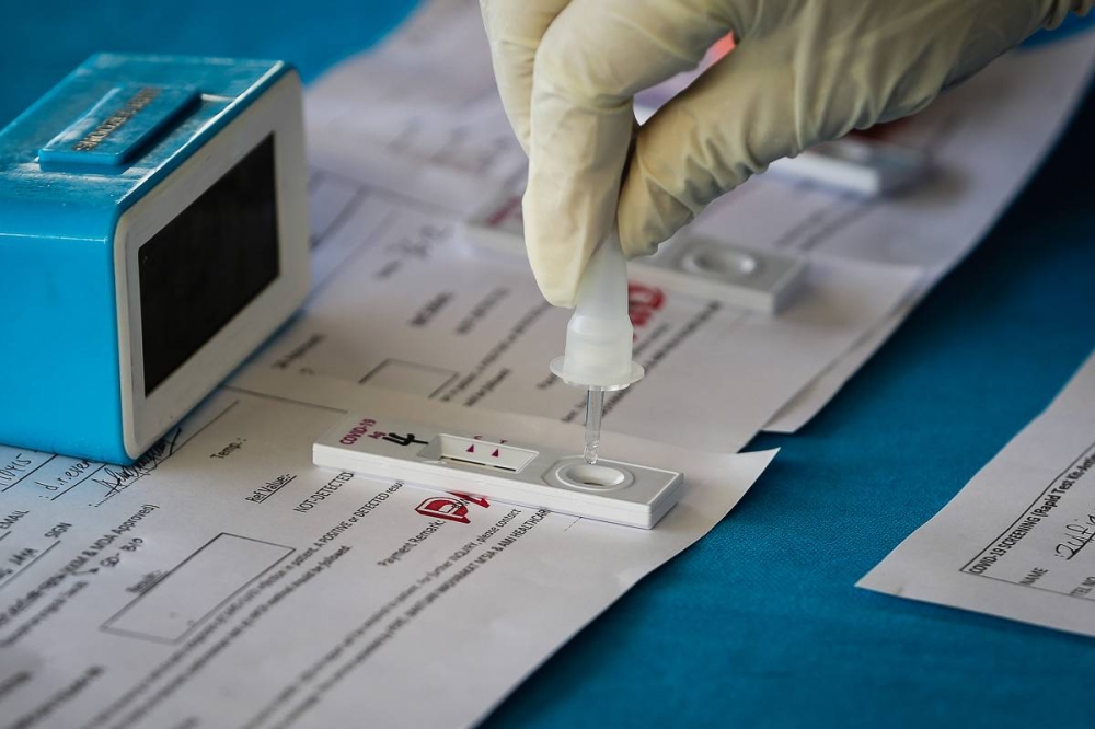 我国新冠病毒单日新增确诊病例降至一字头，新增1万9105宗病例。-Yusof Mat Isa摄-