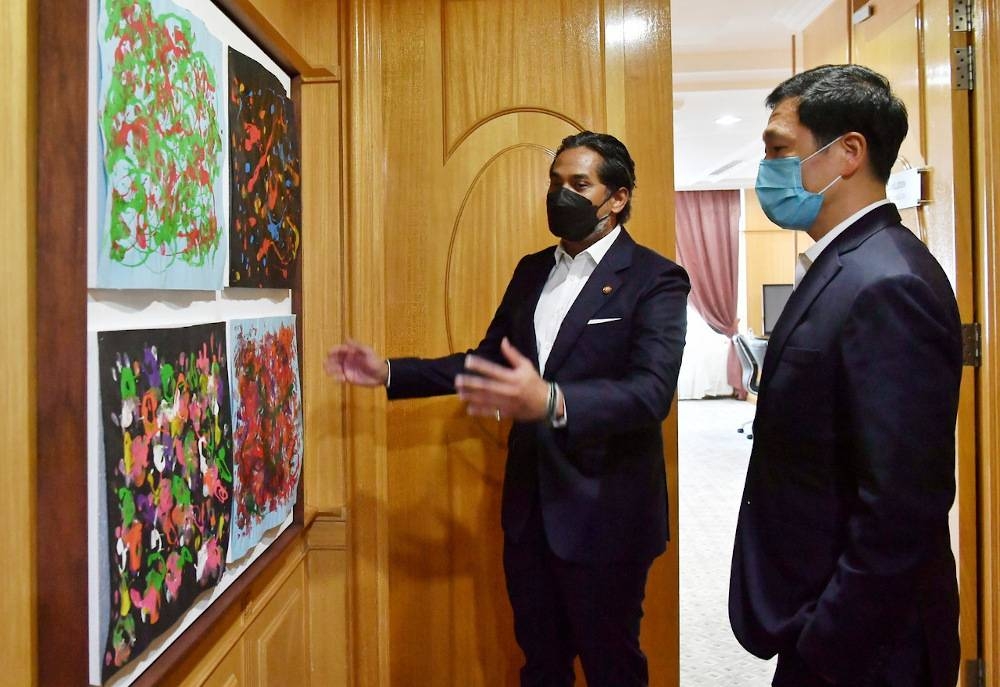 凯里（左）在布城接见王乙康，双方同意接下来应致力于全面恢复两国之间的疫苗接种者航空与陆路旅游。-马新社-