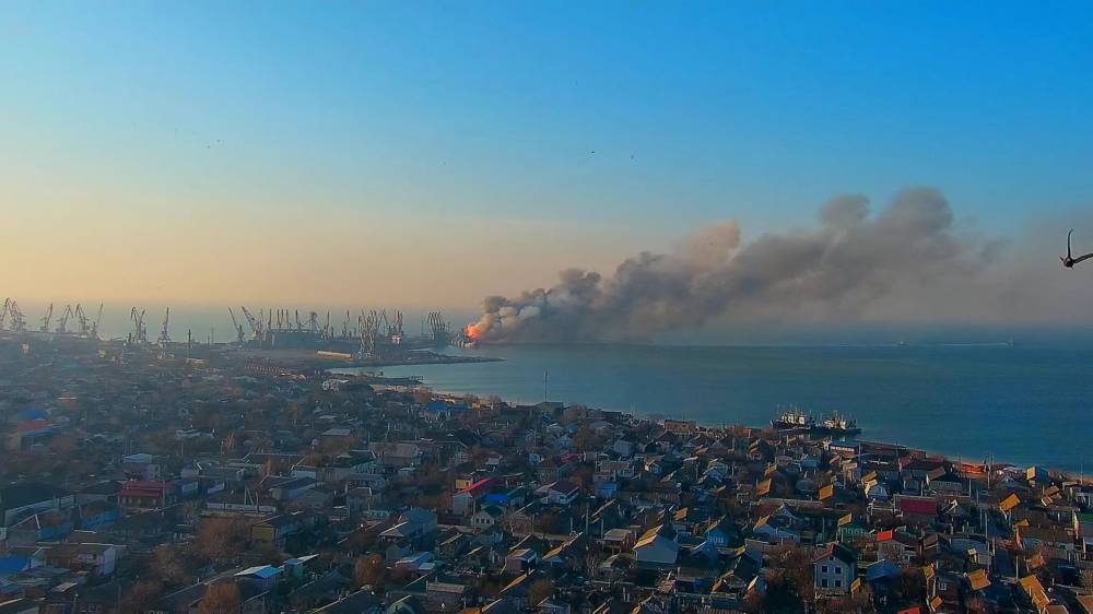 停泊在别尔江斯克港口的“奥尔斯克号”遇袭后起火燃烧，浓浓黑烟直窜天际。-路透社-