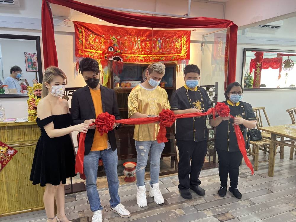 山村餐厅老板Sebastian(中)与合作伙伴左起 Carmen、Jimmy及厨师Steven和Joyce一同在开张仪式上剪彩。-庄礼文摄-