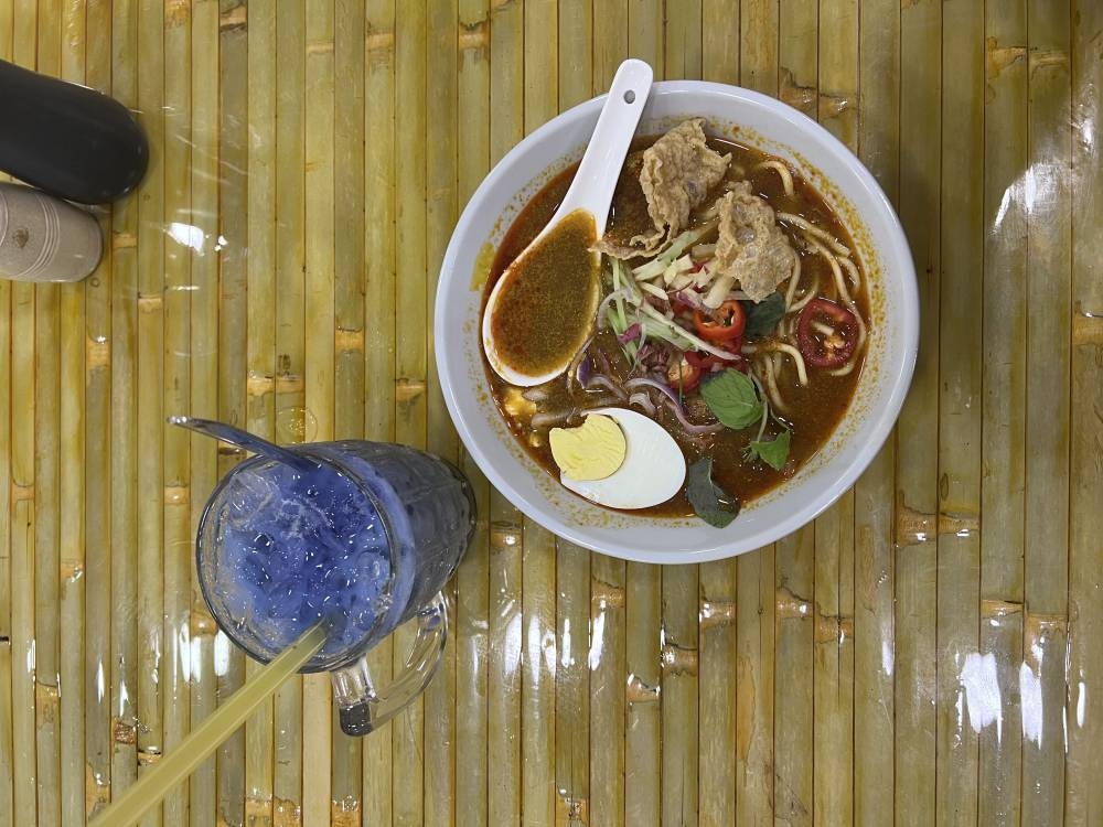 山村娘惹餐厅的主打餐点Nyonya Kahwin和蝶豆花三色奶茶。-庄礼文摄-