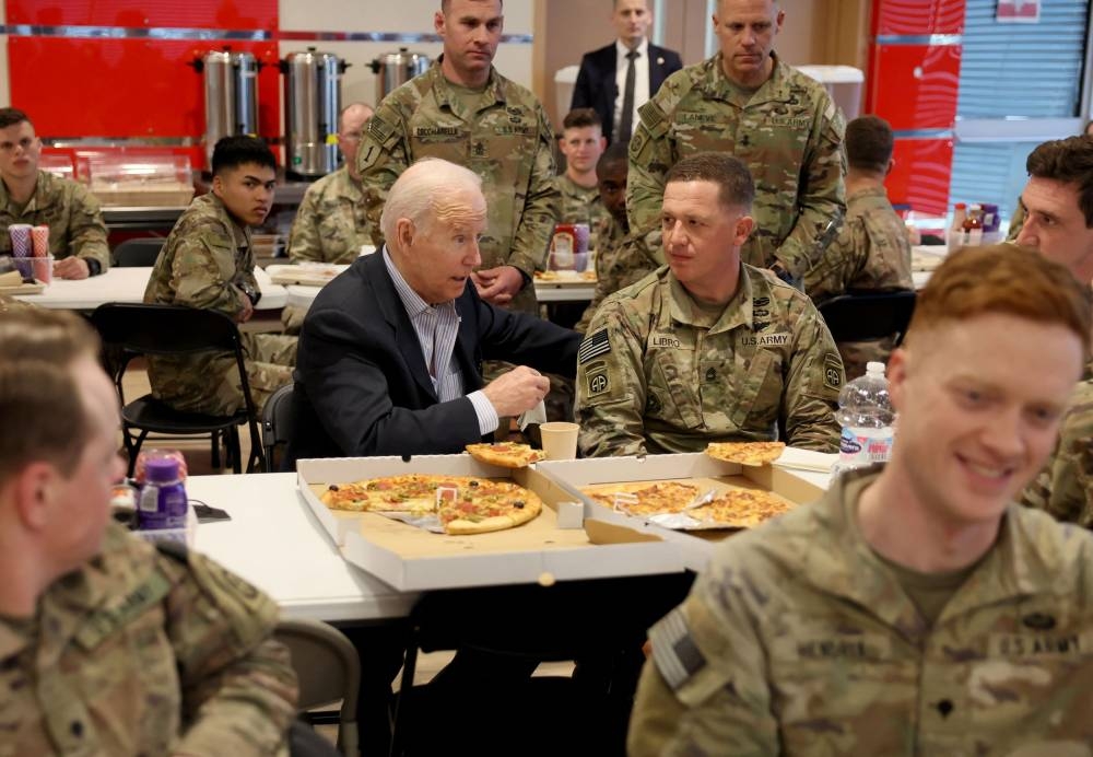 拜登周五到靠近乌克兰边境的波兰城镇访问，与驻扎当地的美军和为乌克兰难民提供援助的人员见面。-路透社-