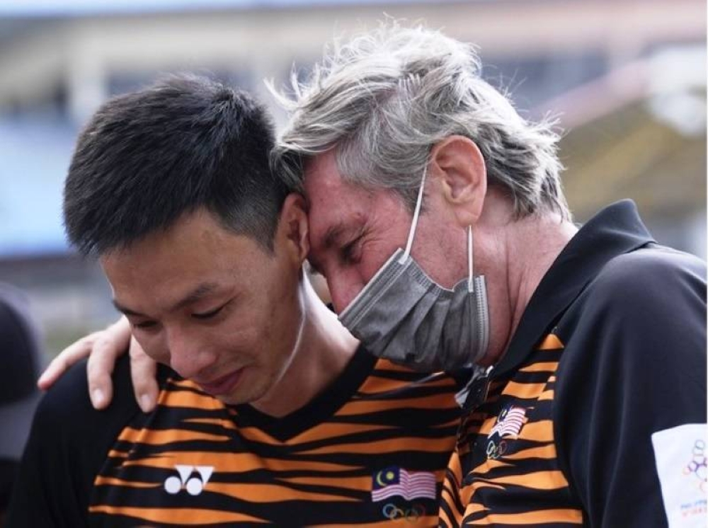 李合伟在退役发布会上，与国家队跳高教练亚历山大依依道别。-马新社-