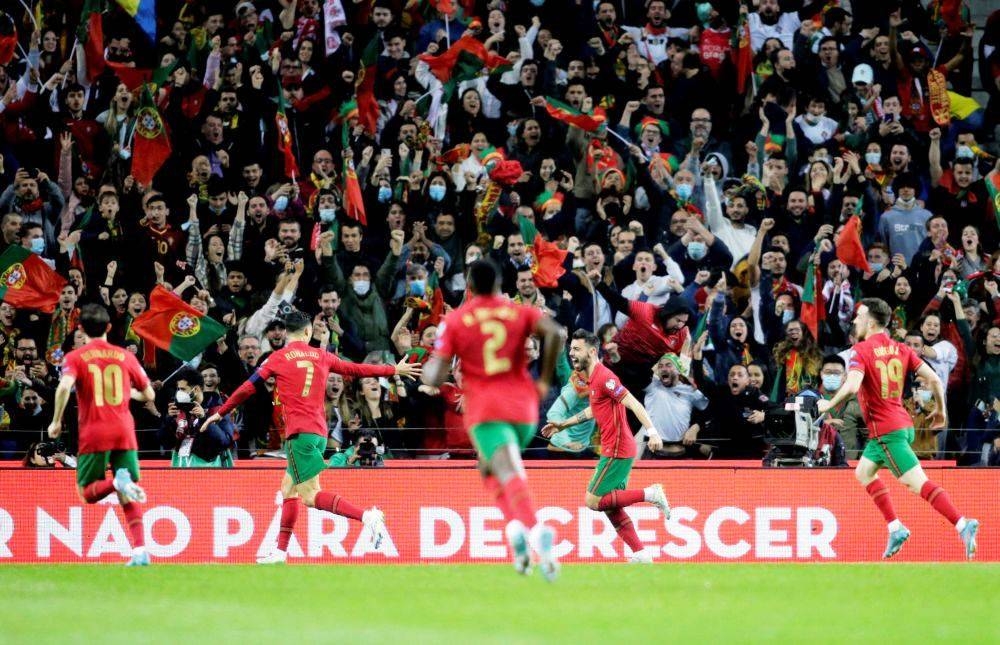 B费南德斯（右二）进球后，与队友们包括巨星C罗纳多（左2）欢呼庆祝。-路透社-