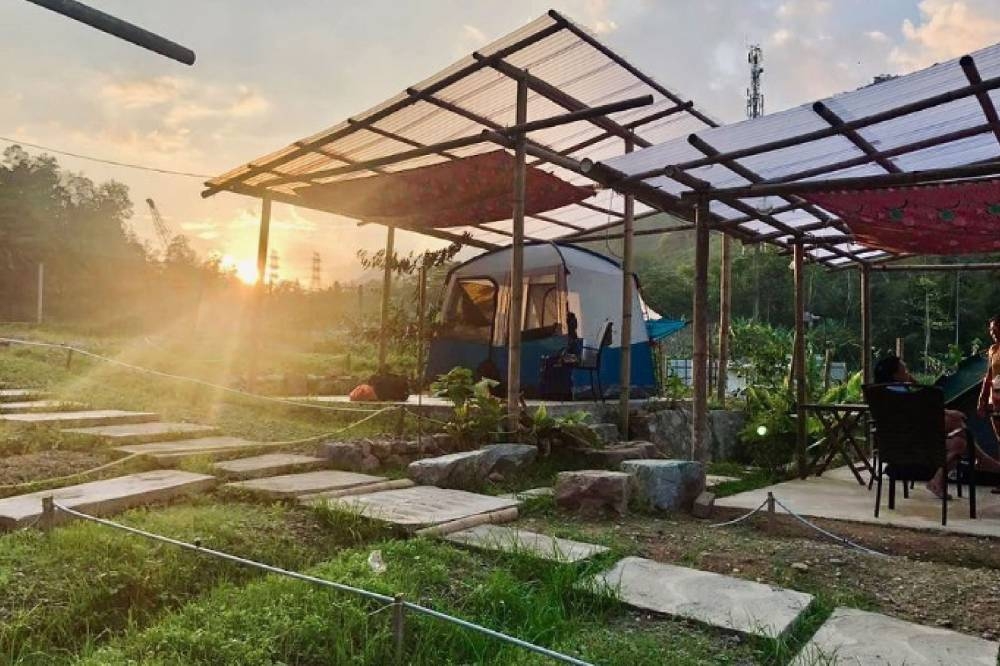 来到这里露营的每户家庭都有属于自己的菜园露营空间，还可以参与他们特别设立的各项田野活动。-图取自森芭梯田的脸书-
