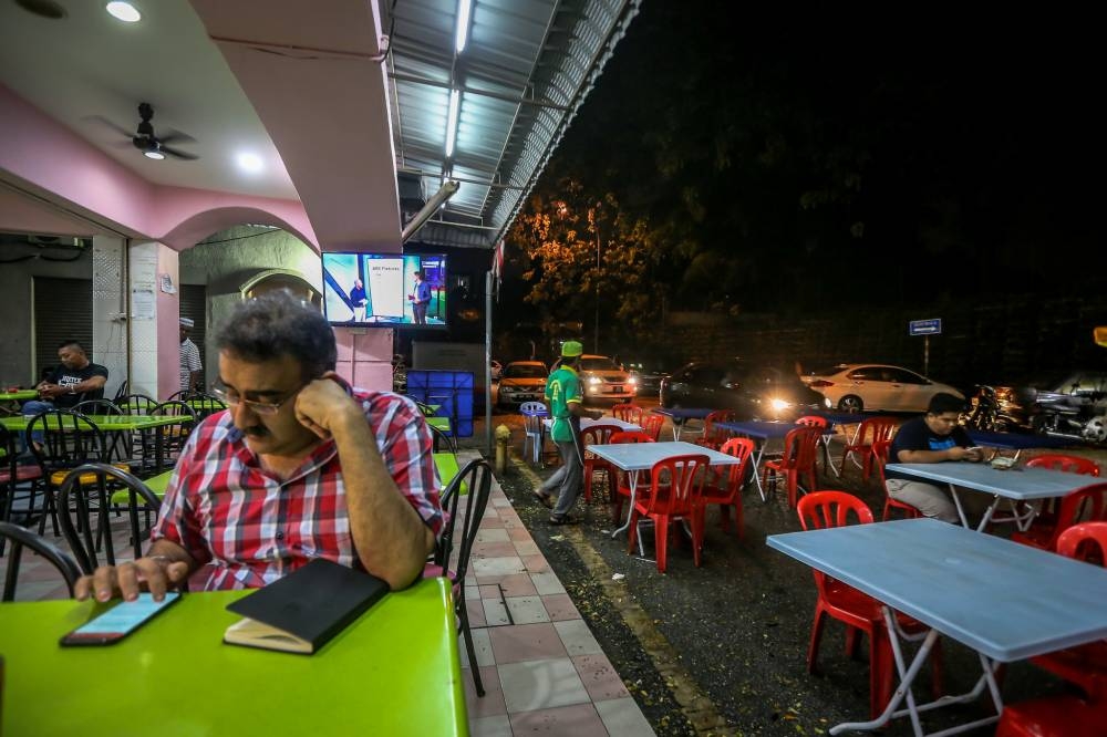 业者表示，许多嘛嘛餐馆缺乏人手，无法恢复24小时营业。-Hari Anggara摄-