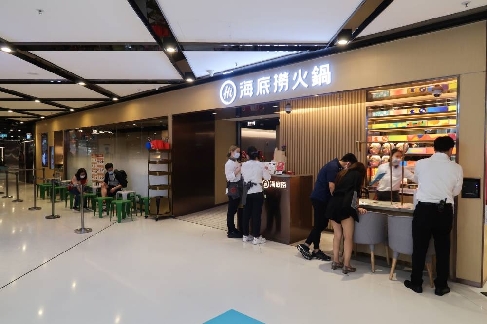 随着政府放宽防疫标准作业程序（SOP），大马海底捞最近宣布延长营业时间至凌晨1时。-摘自网络-