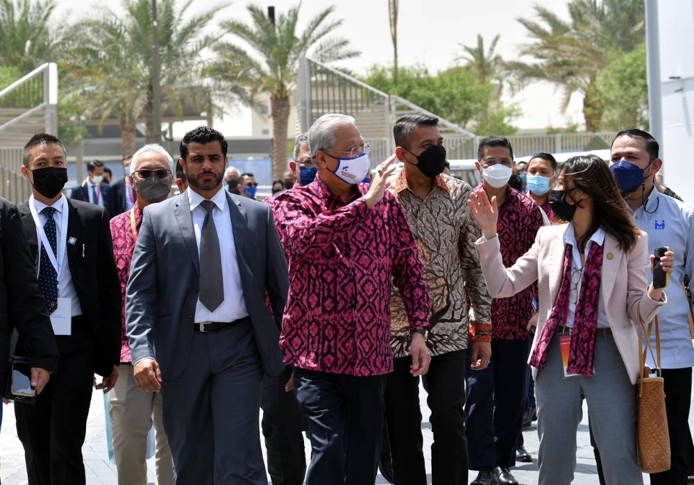 依斯迈沙比里（中）3月时到阿拉伯联合酋长国展开官访。-马新社-