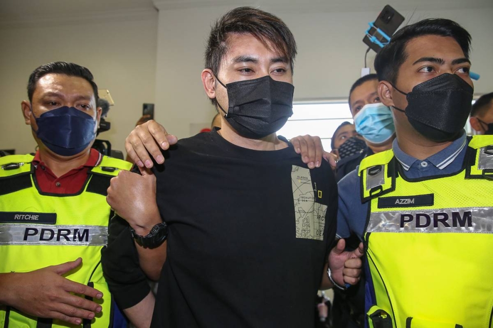 廖顺喜（中）周二上午在莎阿南地庭面控，他否认有罪。-Yusof Mat Isa摄-