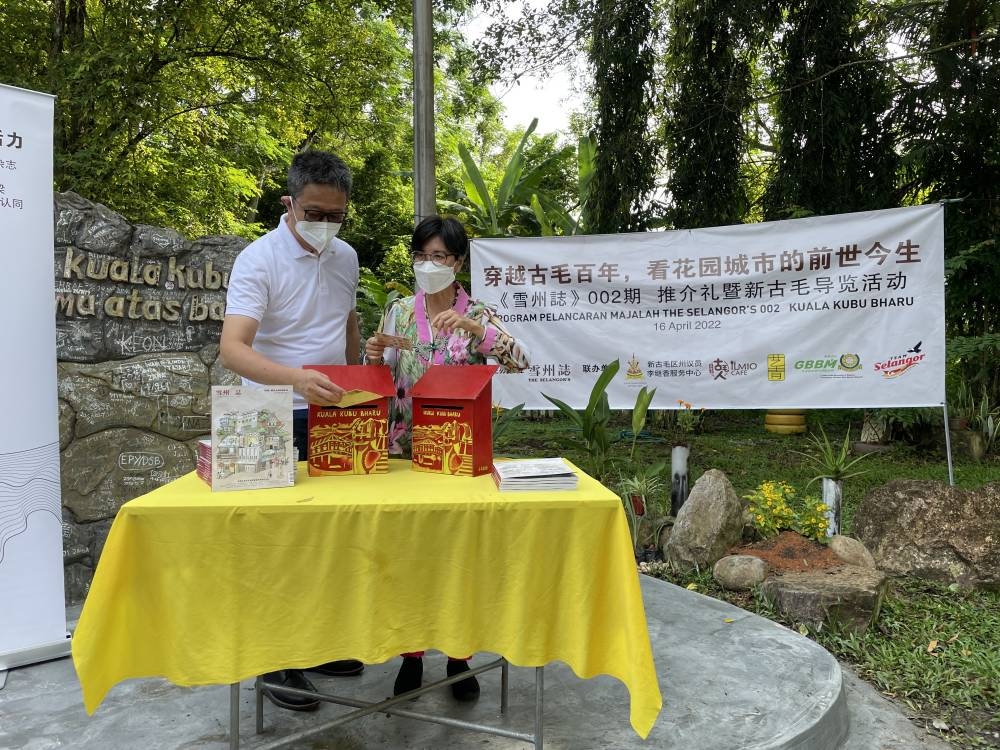 邓章钦(左起)与李继香主持《雪州誌》002期推介礼暨新古毛导览活动。-方贝欣摄/精彩大马制图-
