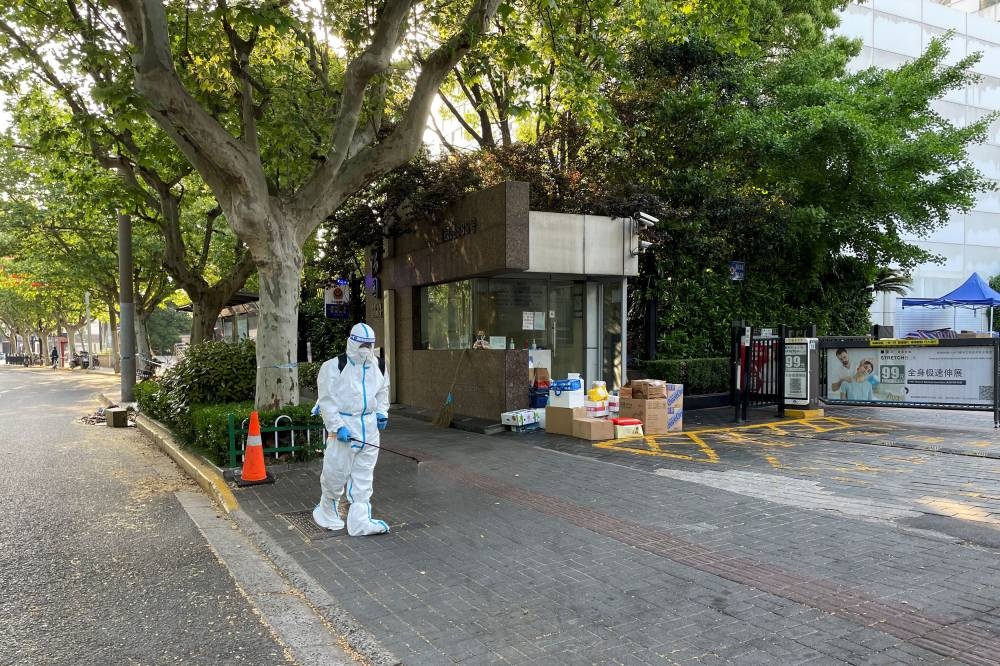 上海市官方宣布从周五起开展社会面清零攻坚的九大行动，包括清洁消毒行动，分区分批分级集中开展清洁消毒。-路透社-