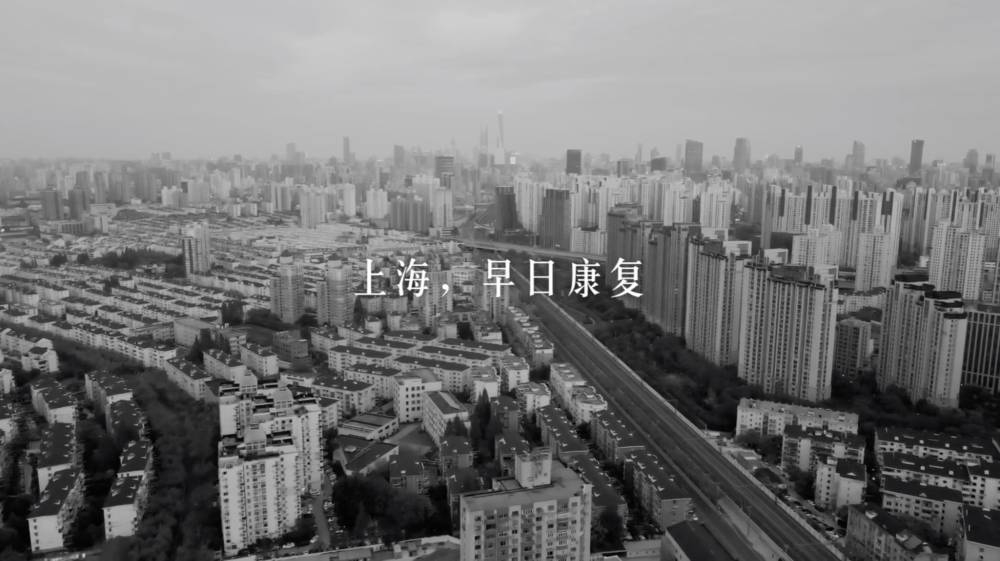 这部6分钟的影片，以封城下的上海空拍画面为背景，并配上近3周来各种因疫封控产生乱象的对话录音。-图截取自YouTube-