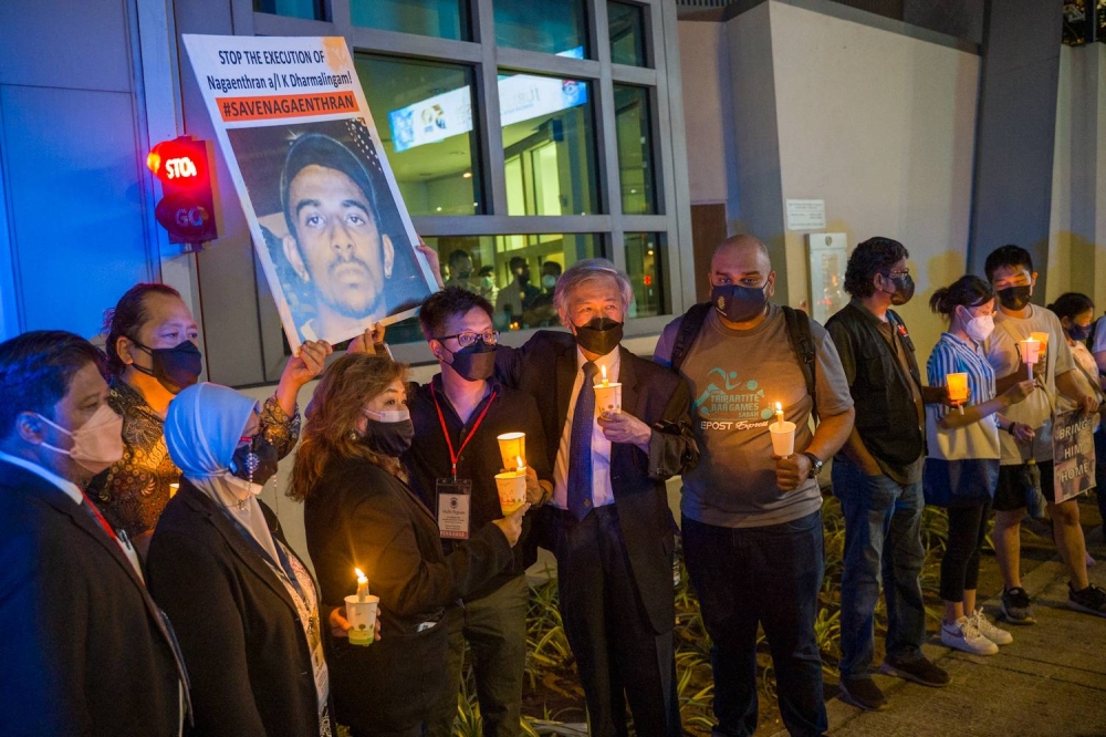 聚集者手持着印有“拯救纳嘉恩德兰”等标语的横幅和蜡烛，希望尽最后的力量支持纳嘉恩德兰。-Devan Manuel摄-